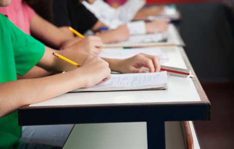 Un elev a dat test afară deoarece nu purta mască de protecție. Părinții băiatului au dat școala în judecată