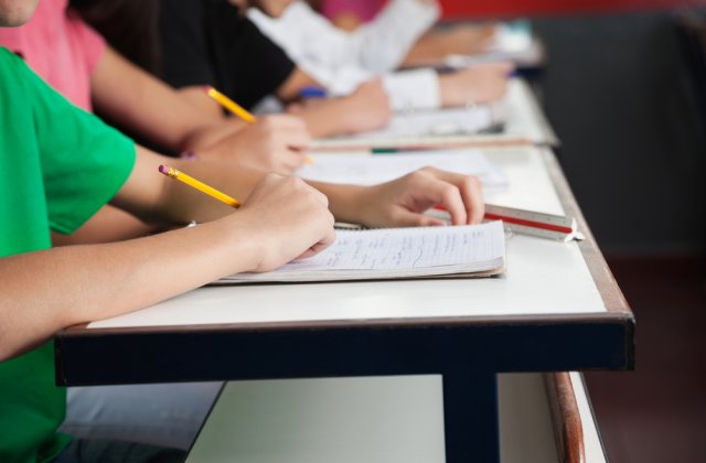 Un elev a dat test afară deoarece nu purta mască de protecție. Părinții băiatului au dat școala &icirc;n judecată