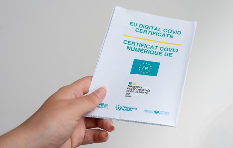 Franța a adoptat transformarea certificatului COVID în certificat de vaccinare