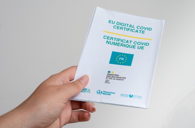 Franța a adoptat transformarea certificatului COVID &icirc;n certificat de vaccinare