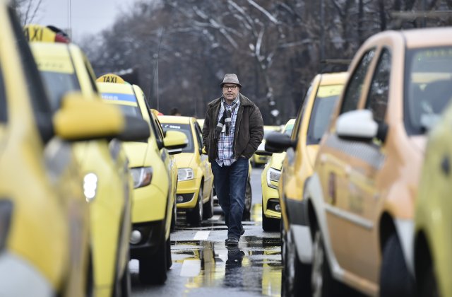 Reguli noi pentru taximetriști &icirc;n incinta Aeroportului din Iași. Ce sancţiuni riscă şoferii care &icirc;ncalcă regulamentul