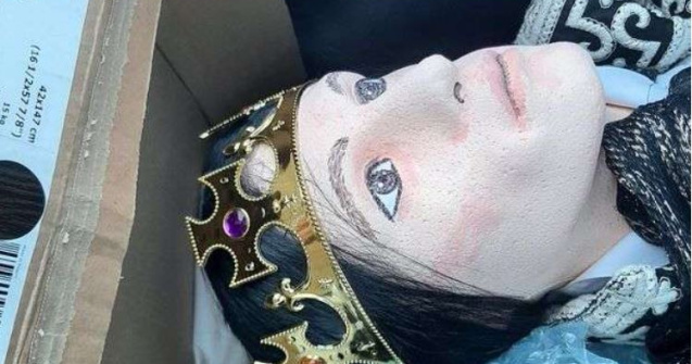 Un manechin din plastic îmbrăcat ca Făt Frumos, văzut într-o mașină pe autostradă, a fost confundat cu un cadavru