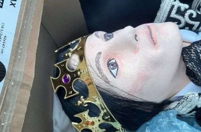 Un manechin din plastic îmbrăcat ca Făt Frumos, văzut într-o mașină pe autostradă, a fost confundat cu un cadavru  