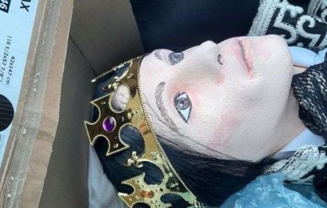 Un manechin din plastic îmbrăcat ca Făt Frumos, văzut într-o mașină pe autostradă, a fost confundat cu un cadavru