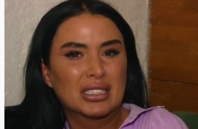 Nea' Mărin a făcut-o pe Daniela Crudu să pl&acirc;ngă &icirc;n hohote! Bruneta a vrut să plece din emisiune:&bdquo;Arată-mi o poză dinainte să te ciop&acirc;rțești&rdquo;