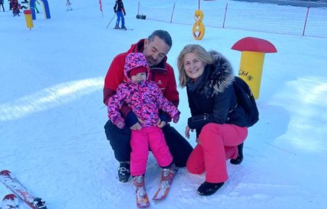 Sara, fiica de 2 ani a Sandrei Stoicescu, a învățat să schieze