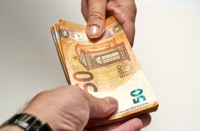 OLAF a descoperit un grup cu ramificații &icirc;n Rom&acirc;nia și Italia care a deturnat sute de mii de euro din fonduri UE