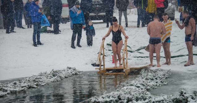 Prima fată care a prins crucea aruncată în apele înghețate de Bobotează