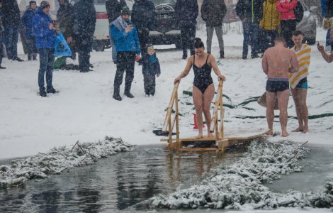 Prima fată care a prins crucea aruncată în apele înghețate ale Mostarului de Bobotează