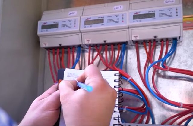 Cum reducem facturile la energie electrică. Trucuri pentru a economisi 400 de lei pe an