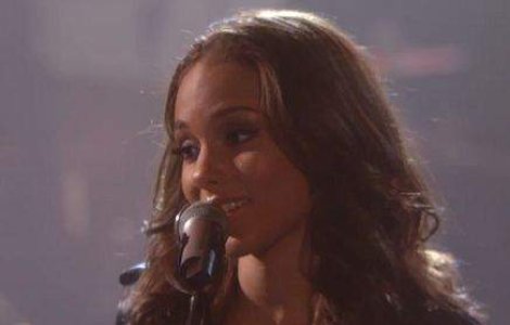  Video  Alicia Keys a cazut pe scena