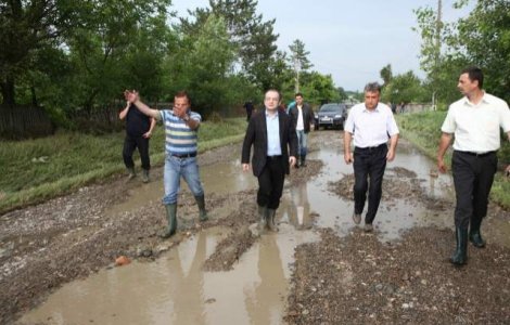 Sinistratii primesc ajutoare conditionate de la Guvern