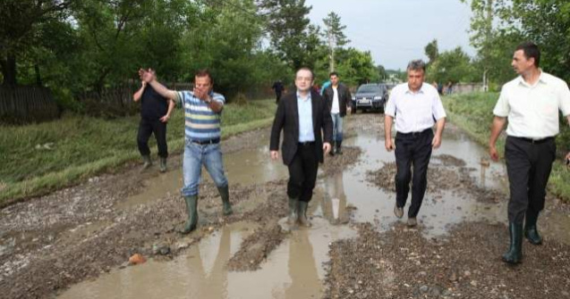 Sinistratii primesc ajutoare conditionate de la Guvern