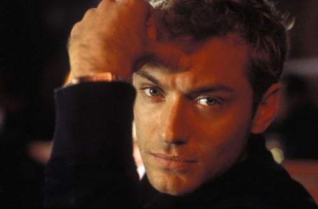 [VIDEO] Jude Law s-a apucat de cantat