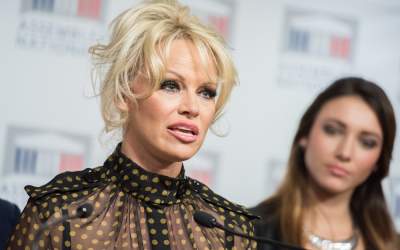 Pamela Anderson divorțează de...