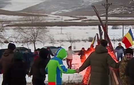 Mica Unire, sărbătorită la săniuș. Turiștii au încins hora pe pârtia de la Râciu