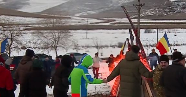 Mica Unire, sărbătorită la săniuș. Turiștii au încins hora pe pârtia de la Râciu