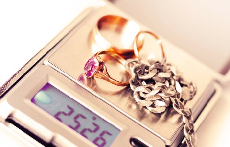 Românii, trimiși de sărăcie la amanet. Unii au dat chiar și dinți în schimbul banilor