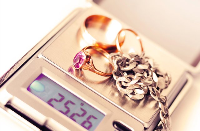 Rom&acirc;nii, trimiși de sărăcie la amanet. Unii au dat chiar și dinți &icirc;n schimbul banilor