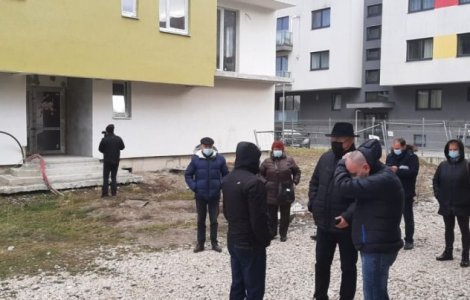 Țeapă imobiliară de proporții în Brașov. Zeci de familii și-au plătit noile apartamente încă din 2019, dar nu pot nici măcar să intre în bloc