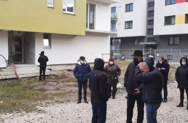 Țeapă imobiliară de proporții &icirc;n Brașov. Zeci de familii și-au plătit noile apartamente &icirc;ncă din 2019, dar nu pot nici măcar să intre &icirc;n bloc  