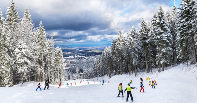 Un copil, accidentat grav pe pârtia din Brașov. Un schi i-a secționat genunchiul