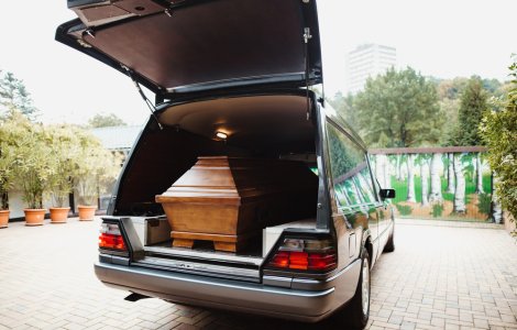 Duba unei firme de pompe funebre ce transportă cadavre de la morgă, folosită și pentru a transporta produse alimentare la unele restaurante din Ploiești