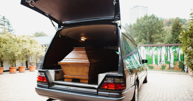 Duba unei firme de pompe funebre ce transportă cadavre de la morgă, folosită și pentru a transporta produse alimentare la unele restaurante din Ploiești