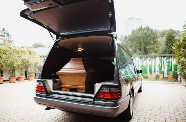 Duba unei firme de pompe funebre ce transportă cadavre de la morgă, folosită și pentru a transporta produse alimentare la unele restaurante din Ploiești
