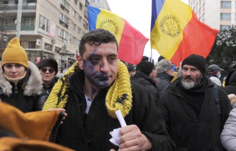 VIDEO Momentul în care George Simion este stropit cu cerneală la Iași: „Prinde-l, mă! Ia uite, domnule!”