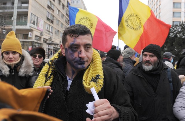 VIDEO Momentul în care George Simion este stropit cu cerneală la Iași: „Prinde-l, mă! Ia uite, domnule!”