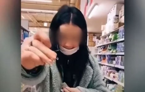 VIDEO O tânără s-a filmat când înțeapă mai multe prezervative într-un supermarket, apoi le pune înapoi la raft. Ce riscă fata
