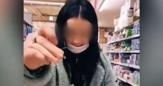 VIDEO O tânără s-a filmat când înțeapă mai multe prezervative într-un supermarket, apoi le pune înapoi la raft. Ce riscă fata