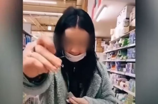 VIDEO O tânără s-a filmat când înțeapă mai multe prezervative într-un supermarket, apoi le pune înapoi la raft. Ce riscă fata