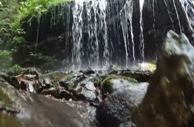 &bdquo;Piatra care pl&acirc;nge&rdquo;, comoara ascunsă &icirc;n inima județului Harghita