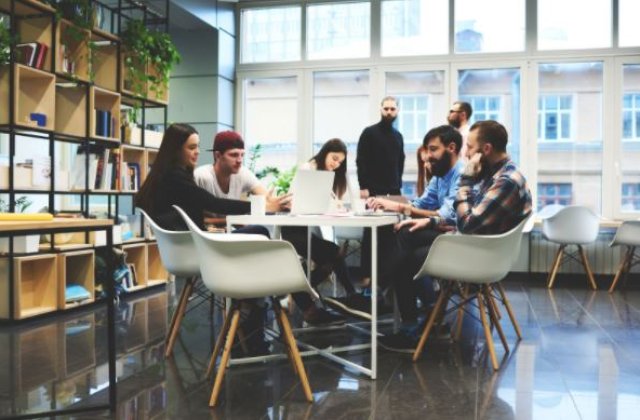 Cum convertesc companiile sustenabile freelancerii în angajați loiali