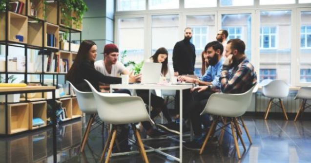 Cum convertesc companiile sustenabile freelancerii în angajați loiali