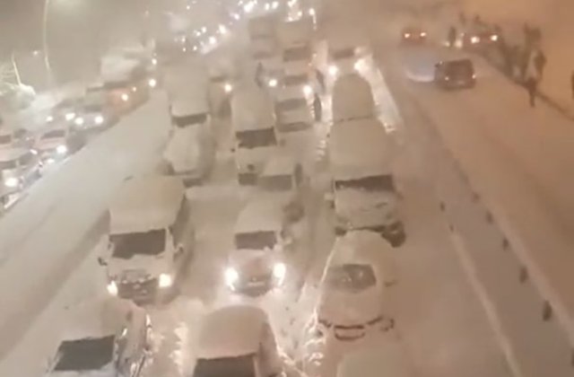 VIDEO Ninsori abundente în Turcia. Aeroportul din Istanbul și drumurile sunt blocate