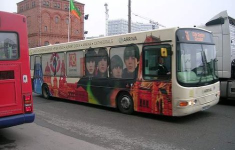 Un barbat a vrut sa-si taie gatul in autobuz