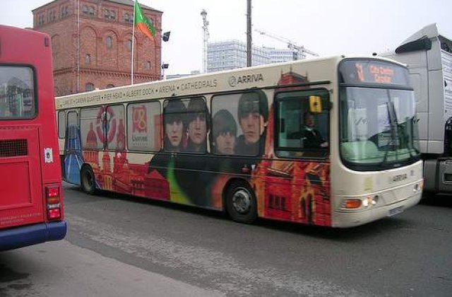 Un barbat a vrut sa-si taie gatul in autobuz