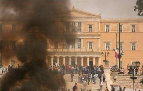 Mii de muncitori greci protesteaza fata de reforma pensiilor