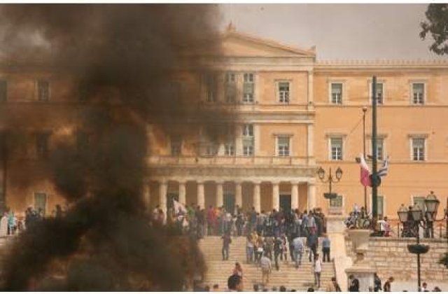 Mii de muncitori greci protesteaza fata de reforma pensiilor