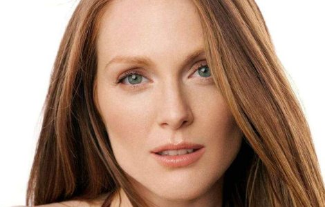 Julianne Moore va interpreta rolul unei lesbiene intr-un film biografic