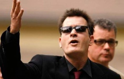 Charlie Sheen s-a logodit cu starleta porno Brett Rossi