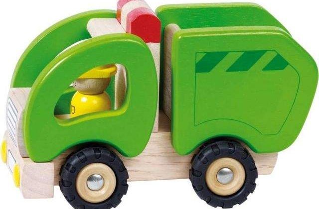 [VIDEO] Gest emotionant! Reactia unui copil autist atunci cand primeste un cadou de la un angajat al Salubritatii