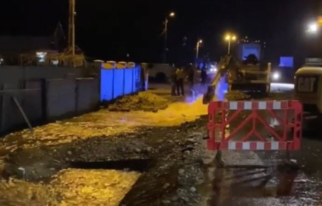 VIDEO Dorel lovește din nou! Nordul orașului Târgu Jiu, fără apă potabilă după ce câțiva muncitori au tăiat conducta cu buldoexcavatorul