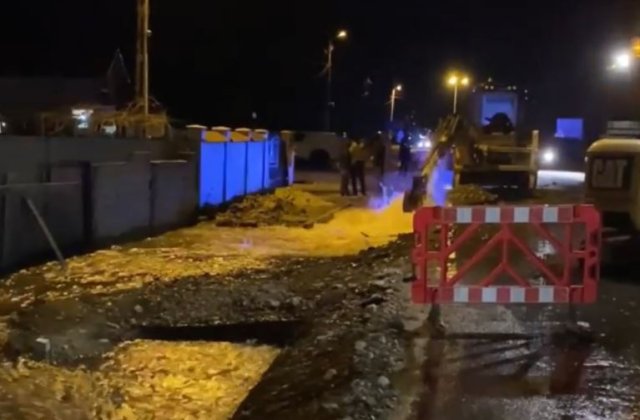 VIDEO Dorel lovește din nou! Nordul orașului Târgu Jiu, fără apă potabilă după ce câțiva muncitori au tăiat conducta cu buldoexcavatorul