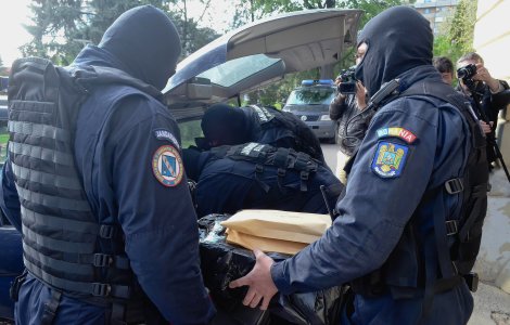 Zeci de percheziții, în șapte județe, privind adeverințe de vaccinare anti-COVID-19 false. 95 de persoane sunt vizate