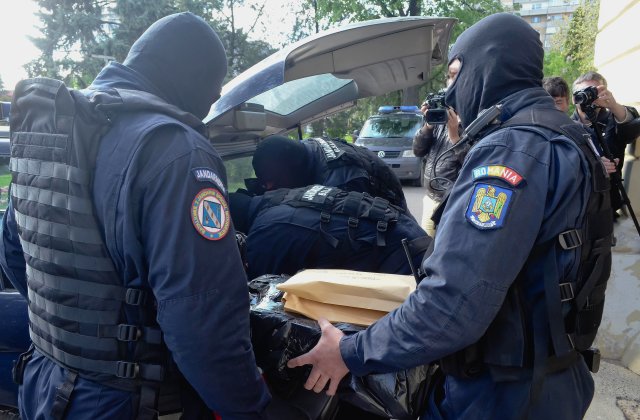 Zeci de percheziții, în șapte județe, privind adeverințe de vaccinare anti-COVID-19 false. 95 de persoane sunt vizate