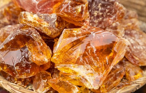 Peste 27 de kilograme de chihlimbar au fost descoperite în roata de rezervă, portiere și în bordul unei mașini